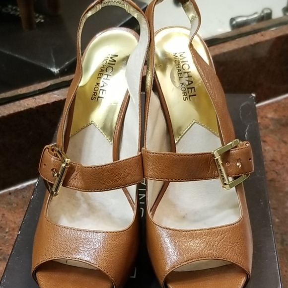 SHOES - Picture 3 of 4